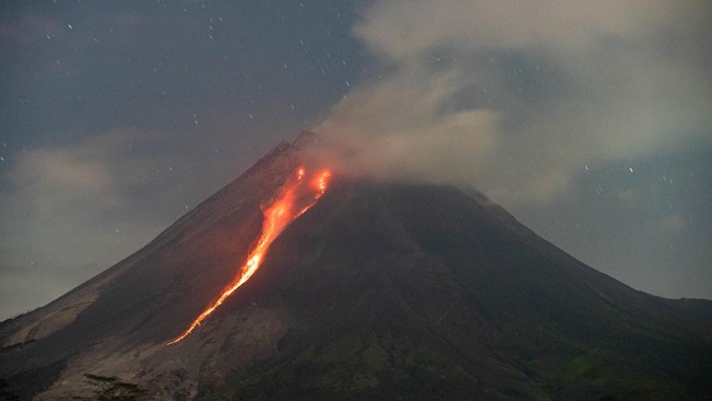 Gunung Merapi mengalami erupsi berupa mengeluarkan guguran lava dan awan panas pada Sabtu (20/7) malam pukul 19.46 WIB.