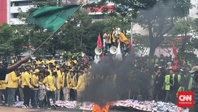 Demo Tolak Perppu Ciptaker: Mahasiswa Rusak Barikade dan Bakar Poster