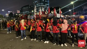img-title Massa Demo Perppu Ciptaker di DPR Bubarkan Diri Pukul 8 Malam