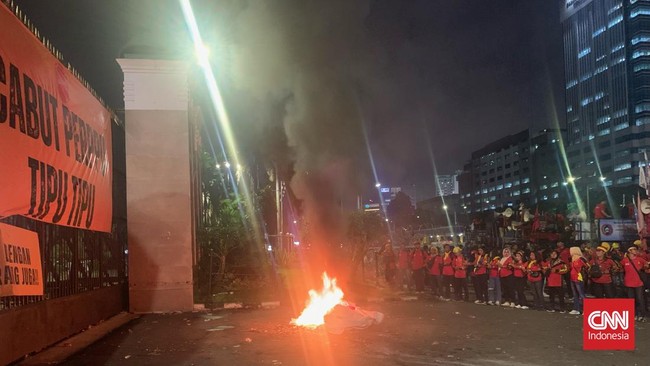 Sejumlah massa aksi unjuk rasa tolak Perppu Cipta Kerja (Ciptaker) tetap bertahan di depan Gedung DPR RI, hingga Selasa malam.