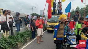 Massa Demo Blokir Jalan Depan Gedung DPR, Lalin Arah Slipi Dialihkan