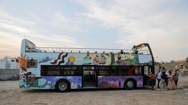 Perjalanan bus keliling Eropa, yang dioperasikan perusahaan tur India Adventures Overland, akan menghubungkan Istanbul di Turki dengan ibu kota Inggris, London.