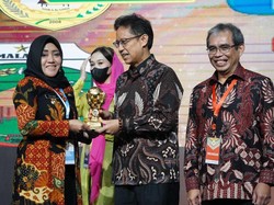 Bupati Mojokerto Diganjar UHC Award karena 96% Warganya Tercover JKN