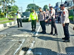 Duh..Jalur Arteri Lintasan Pemudik di Karawang Berlubang