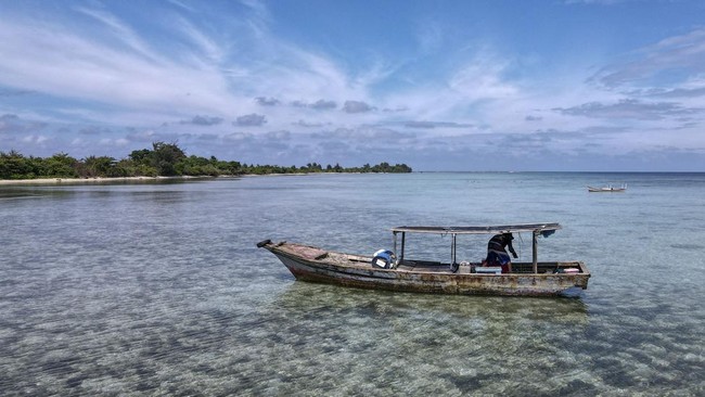 Warga Pulau Pari kini tak lagi menikmati air bersih karena diduga imbas intrusi air laut yang tinggi. Krisis iklim kian memperparah kondisi pulau tersebut.