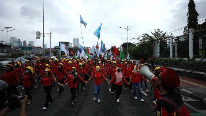 Ribuan buruh menggelar demonstrasi menolak pengesahan Undang-undang Omnibus Law Cipta Kerja di depan Gedung DPR/MPR RI, Selasa (14/3/2023).  (CNBC Indonesia/Trisusilo)