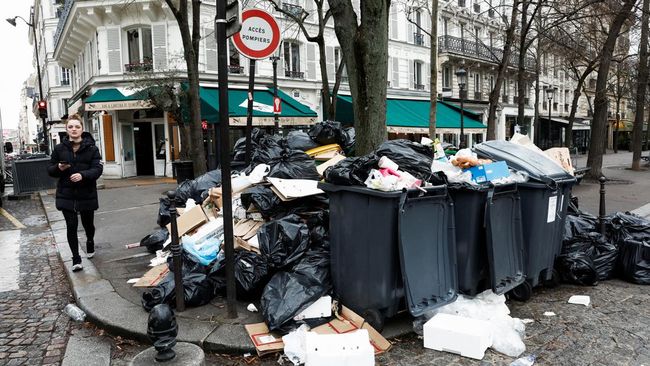Video tersebut menunjukkan tumpukan sampah dan kotoran di jalanan Kota Paris, serta para pedagang kaki lima yang berjejer di pinggir jalan.