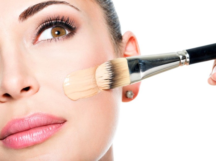 Seorang perempuan tengah menyiapkan base make up-nya/Foto: Freepik