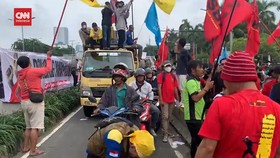 VIDEO: Buruh Tutup Jalan di Depan DPR, Lalin Tersendat