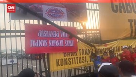 img-title VIDEO: Massa Tolak Perppu Ciptaker Coret-coret Gerbang DPR