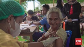 img-title Sengkarut Vaksinasi di Sumba Barat Daya: Stok Terbatas, NIK Tak Aktif