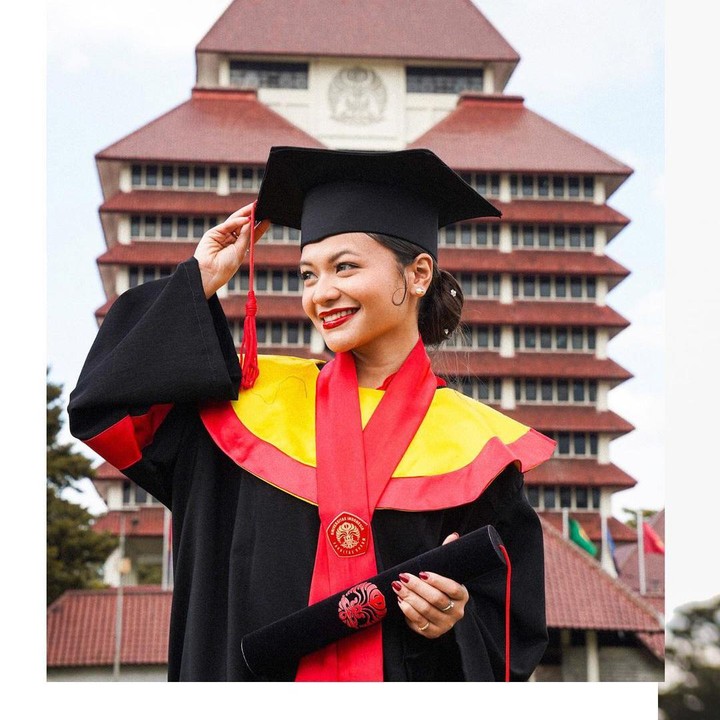 <p>Dalam unggahan foto di media sosialnya, Amel Carla tampil cantik ketika berpose di depan gedung rektorat. Ia terlihat memesona dalam balutan busana wisuda. (Foto: Instagram @amelcarla)</p>