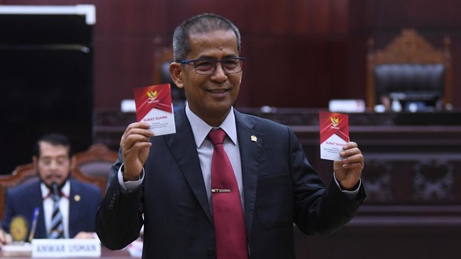 Pelapor ke MKMK menuding Saldi Isra terafiliasi ke PDIP, karena pernah diwacanakan PDIP Sumbar untuk mendampingi Puan di pilpres.