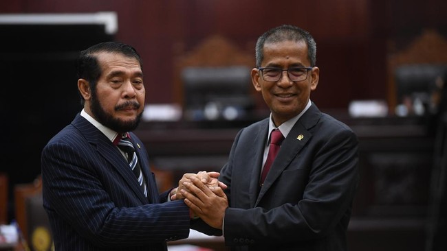 Hakim konstitusi Anwar Usman dan Saldi Isra resmi menjadi Ketua dan Wakil Ketua Mahkamah Konstitusi (MK) untuk masa jabatan 2023-2028.