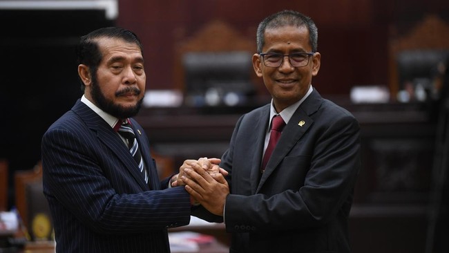 Hakim Konstitusi Anwar Usman kembali memenangkan kursi Ketua MK periode 2023-2028 setelah meraih suara terbanyak dalam pemungutan suara di Gedung MK.