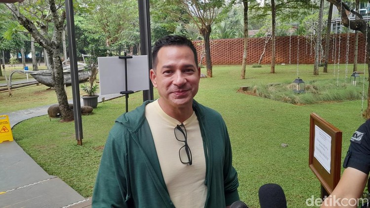 Ari Wibowo pamerkan resep bugar di usia 52 tahun.
