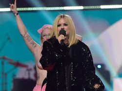 Momen Avril Lavigne Diinterupsi Aksi Protes Wanita Topless di Panggung
