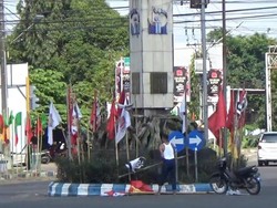 Pria Ini Rusak dan Bakar Puluhan Bendera Parpol di Jalanan, Kenapa?