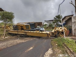 Crane Terguling di Dago Resort Bandung, Satu Orang Tewas