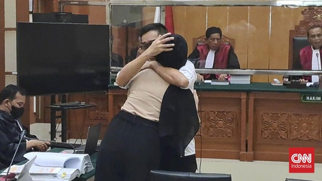 Mantan Kapolres Bukittinggi AKBP Dody Prawiranegara dituntut dengan pidana 20 tahun penjara dalam kasus narkoba yang turut melibatkan Irjen Teddy Minahasa.