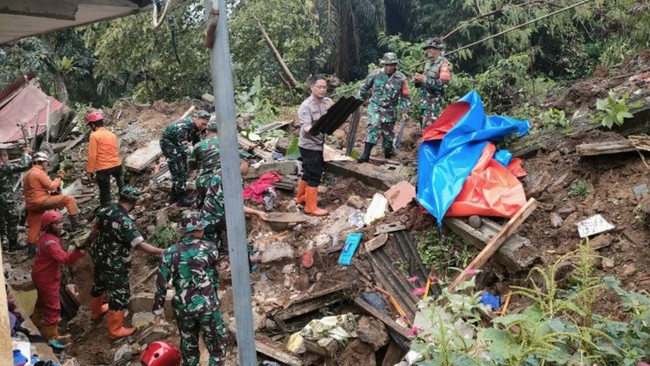 Tim gabungan berhasil mengevakuasi dua jenazah korban longsor tebing penahan tanah (TPT) rel kereta api lintas Stasiun Batutulis-Stasiun Paledang, Bogor.