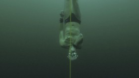 FOTO: Aksi <i>Freediver</i> Ceko Menyelam ke Danau Es di Swiss