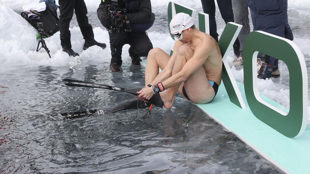 FOTO: Aksi Freediver Ceko Menyelam ke Danau Es di Swiss
