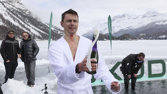 FOTO: Aksi Freediver Ceko Menyelam ke Danau Es di Swiss
