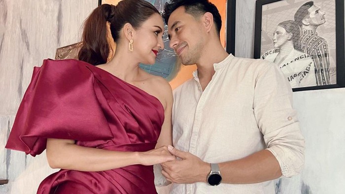 Gaya Donna Agnesia dan Darius Sinathrya. Foto: Instagram.com/dagnesia