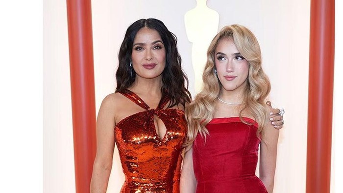 img-title Gaya Salma Hayek dan Valentina Pinault di Red Carpet Oscar 2023, Ada Kisah di Balik Gaunnya!