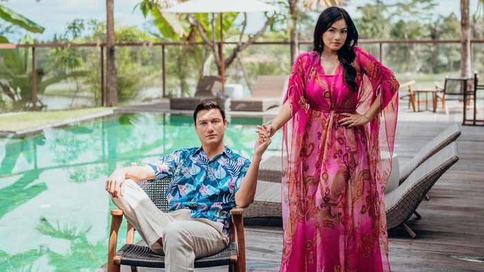 Intip Gaya Titi Kamal dan Christian Sugiono yang Selalu Tampil Romantis dan Stylish