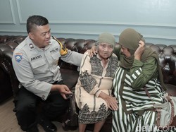 Ibu di Malang Pingsan Saat Bertemu Anak yang Terpisah 37 Tahun Lamanya