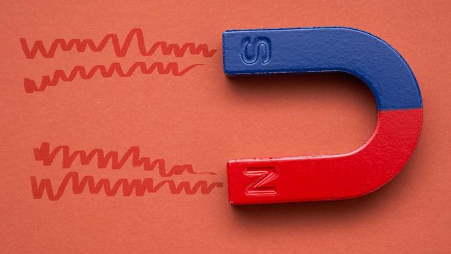 Ada tiga cara membuat magnet yang bisa kamu coba, yaitu dengan metode digosok, induksi, dan elektromagnet. Berikut langkah-langkahnya.