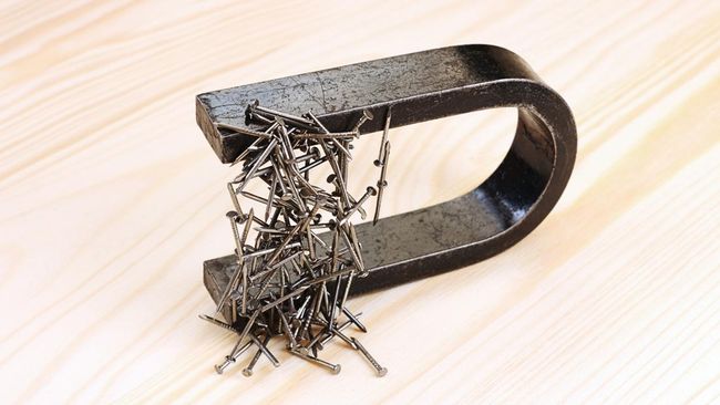 Magnet merupakan benda yang memiliki sifat kemagnetan dan sering ditemukan dalam kehidupan sehari-hari. Berikut pengertian, sifat, jenis, dan bentuk magnet.