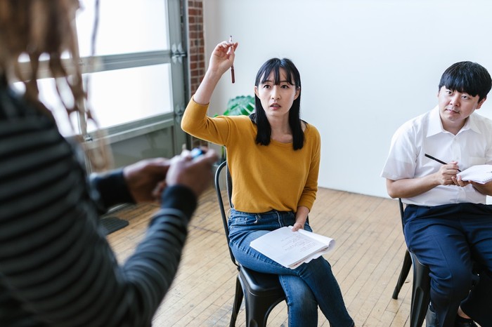 Tanda pertama orang cerdas adalah mereka memiliki rasa ingin tahu yang tinggi. Mereka selalu mencari informasi-informasi baru untuk menambah pengetahuannya.