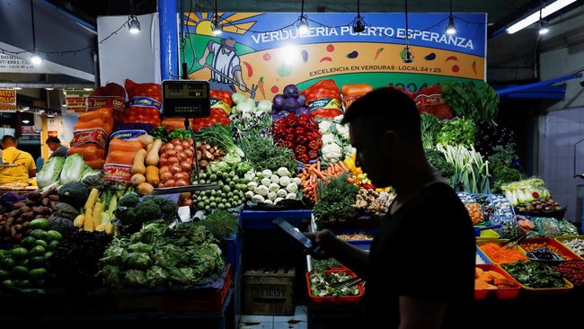FOTO: Inflasi Argentina Kali Perdana Tembus 100 Persen