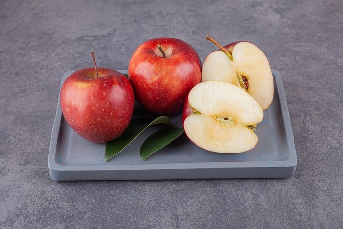 Kandungan serat dan air pada apel dimana keduanya menghasilkan sensasi kenyang yang awet di perut.