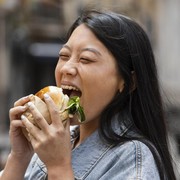 Hindari 8 Makanan Ini Kalau Ingin Dapatkan Kulit Glowing dan Bebas Kusam