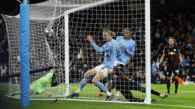 Erling Haaland jadi manusia ketiga yang mampu mencetak lima gol dalam satu laga Liga Champions. Ia mengikuti jejak Lionel Messi dan Luiz Adriano.