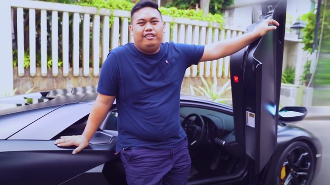 Ajudan Pribadi alias Akbar Pera Baharudin akrab dengan mobil mewah dan motor mewah.