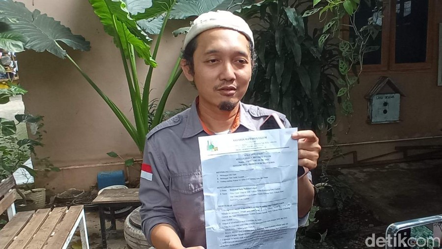 Muhammad Sabil, guru di Cirebon yang dipecat usai kritik Ridwan Kamil