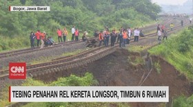 img-title VIDEO: Tebing Penahan Rel Kereta Longsor, Timbun 6 Rumah