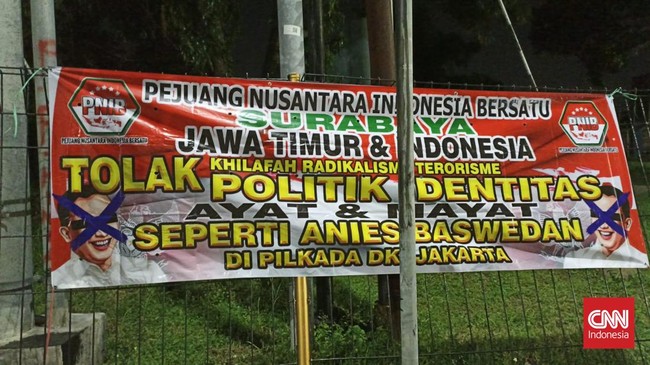 Kelompok masyarakat yang mengatasnamakan PNIB pimpinan Gus Wal menolak kedatangan Eks Gubernur DKI Jakarta Anies Baswedan di Jawa Timur.