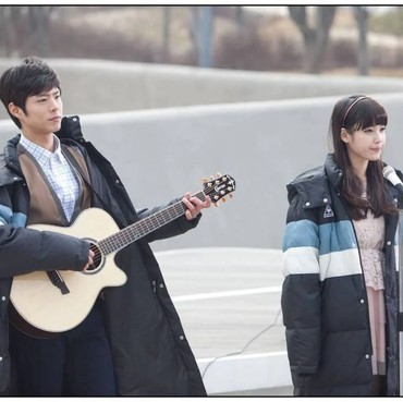 Dapat Hadiah dari Fans Park Bo Gum, IU Tulis Caption Pakai Bahasa Indonesia