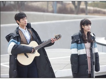img-title Dapat Hadiah dari Fans Park Bo Gum, IU Tulis Caption Pakai Bahasa Indonesia