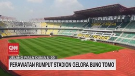 VIDEO: Perawatan Rumput Stadion Gelora Bung Tomo