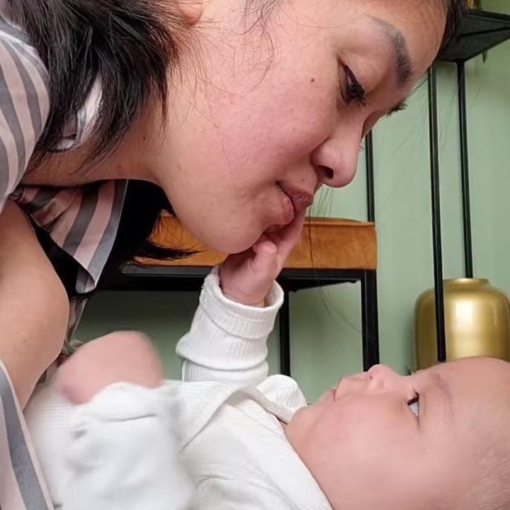 <p>Saat memomong sang anak, Indri juga selalu mengecup pipi sang anak, Bunda. Hal ini pun turut membuat netizen gemas. Tak sedikit dari mereka yang mendoakan kesehatan dan kebahagiaan untuk <em>baby</em> Nova. "Anakku sudah 4 bulan. Kesayangan Mama sudah jago pula Bahasa Belandanya. Mama harus banyak belajar nih biar gak di bekep pas latihan," kata Indri. (Foto: Instagram: @graciaz14)</p>