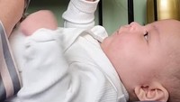 <p>Saat memomong sang anak, Indri juga selalu mengecup pipi sang anak, Bunda. Hal ini pun turut membuat netizen gemas. Tak sedikit dari mereka yang mendoakan kesehatan dan kebahagiaan untuk <em>baby</em> Nova. "Anakku sudah 4 bulan. Kesayangan Mama sudah jago pula Bahasa Belandanya. Mama harus banyak belajar nih biar gak di bekep pas latihan," kata Indri. (Foto: Instagram: @graciaz14)</p>