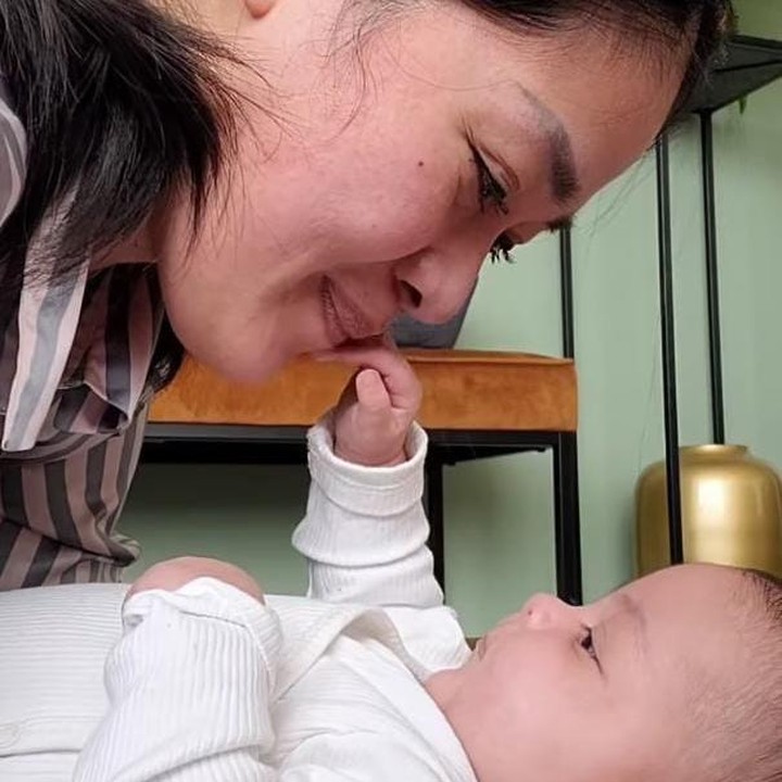 <p>"<em>Baby</em> Nova kenapa <em>lucuk</em> banget. Gemesss. Senang banget ngelihat kalian berdua Ci. Sehat dan bahagia terus ya kesayangan, <em>lafff</em>," kata seorang netizen. "<em>Kiss kiss kiss kisss</em> Novaaaaaa," ungkap artis sekaligus sahabat Indri, Chika Jessica. (Foto: Instagram: @graciaz14)</p>