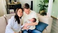 7 Potret Gracia Indri Momong Baby Nova di Belanda, Telaten Ajak Bicara Bikin Gemas